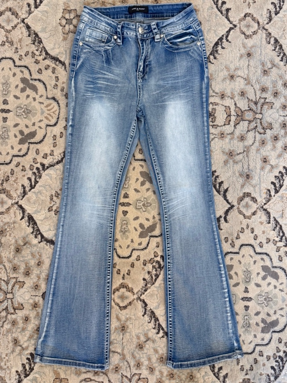 Women’s size 9 Fire & Rain, light wash, super stretch, GUC!